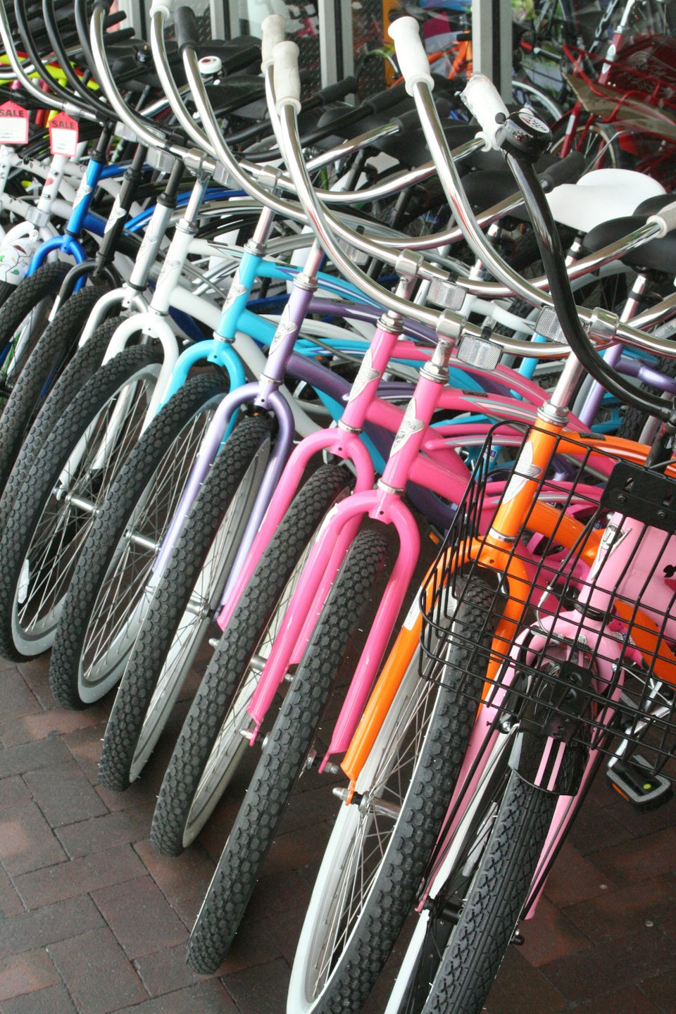 Färgglada cyklar uppradade till försäljning i en cykelaffär.